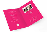 Carte visuelle d'invitation de mariage avec le bouton magnétique, brochure visuelle numérique de pleines couleurs